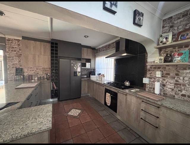 4 BEDROOM HOUSE FOR SALE IN PIERRE VAN RYNEVELD